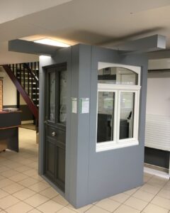 showroom exposition fenetre buquet pastant