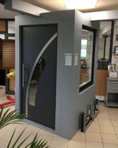 showroom exposition porte entree moderne buquet pastant