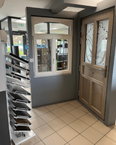 realisation fenetre blanc porte entree bois showroom buquet pastant