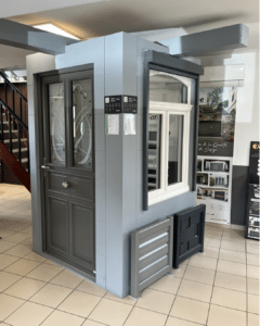 realisation porte vitree gris fenetre blanc volets gris showrrom buquet pastant