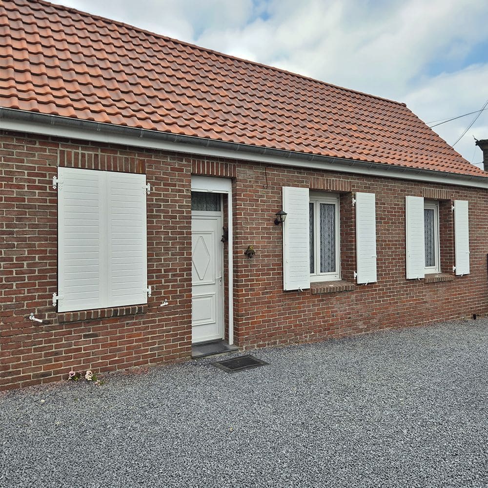 volets battants aluminium lame type persienne blanc buquet pastant